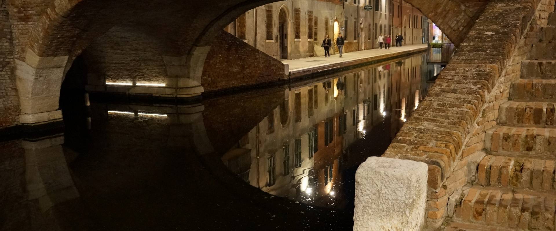 Riflessi notturni sotto il ponte degli sbirri - Comacchio foto di Vanni Lazzari